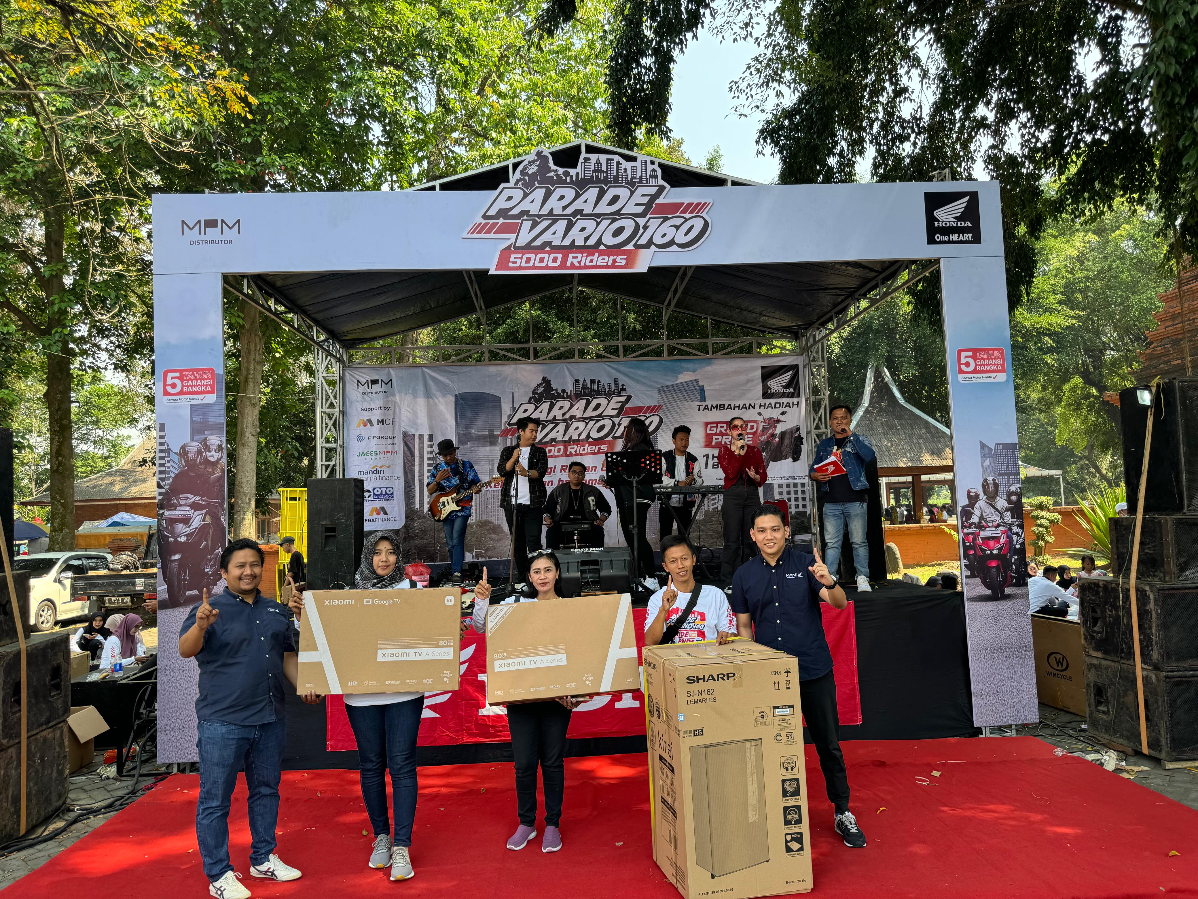 Sunmori Bersama Pecinta Honda Vario di Parade Vario160 di Mojokerto.